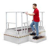 Die Treston Hubplattform ist eine gemäß Maschinenrichtlinie 2006/42/EG zertifizierte, höhenverstellbare Arbeitsplattform für den professionellen Einsatz in Industrie- und Intralogistikumgebungen. Sie ermöglicht ergonomisches Arbeiten auch dort, wo Arbeitstische oder bestehende Infrastrukturen wie Förderanlagen oder Maschinen nicht höhenverstellbar sind. So werden körperliche Belastungen reduziert und effiziente Arbeitsabläufe nachhaltig unterstützt.