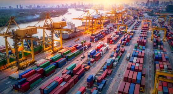 Zukunftsbranche Handel und Logistik: Die Jobaussichten für hochqualifizierte Fach- und Führungskräfte sind besser denn je. Quelle: Shutterstock/WINGS
