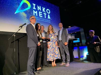 Roland Klein, Fachjuryleiter der Kategorie Digital Workplace und Geschäftsführer IPI, WEMAG-Mitarbeiter Laura Bartels und Alexander Pätzold mit dem begehrten INKOMETA-Award in den Händen, Alexandra Manthey, Projektleiterin bei HIRSCHTEC sowie Steffen Henke, Mitglied der Finaljury und Leiter interne Kommunikation bei Vodafone Deutschland (v. li. n. re.) Foto: HIRSCHTEC/Lutz Hirsch