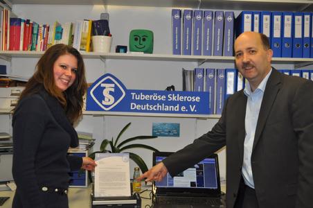 Helmut Hehn, Bundesvorsitzender des Tuberöse Sklerose Deutschland e.V. und Sandra Hoffmann, Leiterin des Vereinsbüros in Wiesbaden, mit dem gespendeten ScanSnap S1300 Deluxe von Fujitsu
