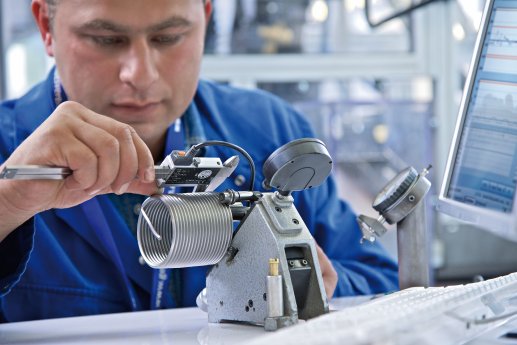 02_Qualität_Labor_Prüfung Helicoil.jpg