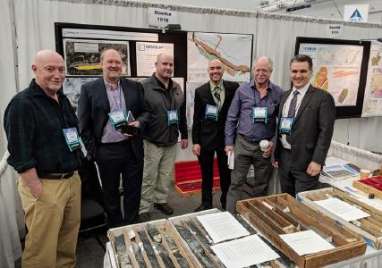 Das Team von Group Ten vor Bohrkernen von Stillwater West; Foto: Group Ten Metals