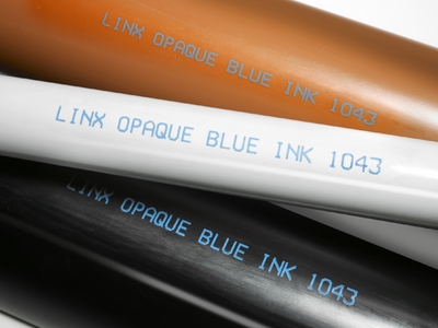Die Tinte 1043 erzielt auf verschiedenen farbigen Untergründen sehr gute Kontraste (Foto – Bluhm Systeme)
