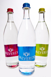 Valverde-Flaschen des italienischen Unternehmens Spumador. Sie sind in den Größen 500ml, 750ml und 1000ml erhältlich. Das besondere der schlichten Glasflasche ist das reine, transparente Weißglas mit ebenmäßiger Form und elegantem Hals