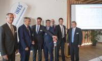 symbolische Einweihung von links: Fritz Schweiger, E-Werk Schweiger oHG; Bernhard Mücke, 1. Bürgermeister Gemeinde Oberding; Sven Behrend, CTO SAG Group; Franz Josef Pschierer, Staatssekretär im Bayerischen Staatsministerium für Wirtschaft, Medien, Energie und Technologie; Prof. Dr. Markus Zdrallek, Bergische Universität Wuppertal; Sebastian Gruttmann, SAG GmbH; Franz Schweiger, E-Werk Schweiger oHG symbolische Einweihung von links: Fritz Schweiger, E-Werk Schweiger oHG; Bernhard Mücke, 1. Bürgermeister Gemeinde Oberding; Sven Behrend, CTO SAG Group; Franz Josef Pschierer, Staatssekretär im Bayerischen Staatsministerium für Wirtschaft, Medien, Energie und Technologie; Prof. Dr. Markus Zdrallek, Bergische Universität Wuppertal; Sebastian Gruttmann, SAG GmbH; Franz Schweiger, E-Werk Schweiger oHG