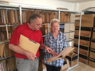 Rüdiger Beins und Anita Brindöpke sichten die zu digitalisierenden Beitragsakten der Stadt Lage / Foto: Stadt Lage