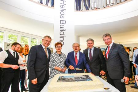 Gerhard Thomas, Oberbürgermeisterin Edith Schreiner, Dr. Hubert Burda, Konditor Volker Gmeiner und Michael Rohowski beim Tortenanschnitt "Helios Building"/ Fotograf: Christian Koch, d:light