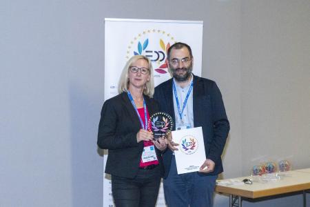 Martin Jamrich, CEO of the Czech Magazine Svet Tisku, handing over the EDP Award to Sibylle Geiselhart, Head of Customer Service and Sales Processes Germany at Kurz / Photo: EDP Association