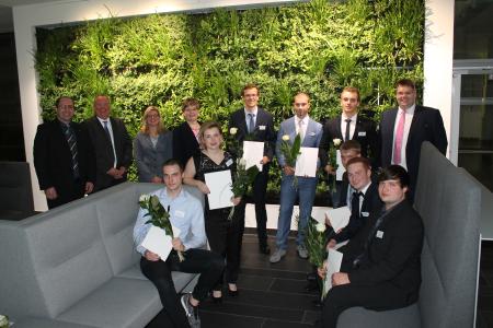 : Ausbildungsleiter Nico Gottlieb freute sich mit den Ausbildern Artur Maurer, Mareike Steinmeier, Bianca Rüter und Jakob Knierim über die hervorragenden Leistungen der Auszubildenden Jan Holle, Pascal Schütte, Charline Quade, Daniel Titkemeier, Nico Niemeier, Patrick Seemann, Paul Düstersiek und Dennis Mehrhoff. Auf dem Bild fehlt Stefan Derksen