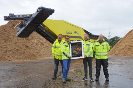 Übergabe der 200. Maschine vom Typ TITAN 950 (v.l.n.r. Lutz Kastler, Andreas Zeller, Chris Erbe, Andreas Gruber)