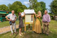 Der Imker Ronald Schünemann, WEMAG-Pressesprecherin Dr. Diana Kuhrau, die Grambower Bienenkönigin Manuela Buhse und der Imkervereinsvorsitzende Detlef Bolte (v. l.) enthüllen die neuen Informationstafeln / Foto: WEMAG/Stephan Rudolph-Kramer