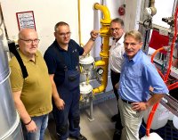 Schließen des Gas-Haupthahnes für den Test der Umstellung auf den Ölbetrieb (vlnr): Thomas Rode (Gruppenleitung Technischer Service Wärme) und Thomas Friemelt (Kraftwerksmonteur) von der Stadtwerke Göttingen AG zusammen mit Eckhard Fangmeier (Leiter Qualitäts- und Projektmanagement) und Dietmar Nolte (Leiter Werksinstandhaltung) von Mahr. Foto: Mahr GmbH