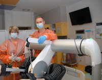 Physiotherapeutin Bente Steinhusen und Physiotherapeut Markus Acktun freuen sich über die neue Technologie, die selbst schwächsten Patienten die Frühmobilisation ermöglicht.