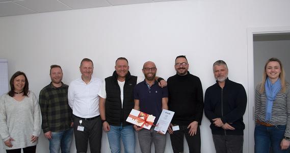 Gruppenfoto: v. l. n. r. Silke Peetz, Christoph Beck, Achim Hager (Vorstandsvorsitzender), Peter Schwinn (Geschäftsführer Epsilon), Florian Narr-Drechsel, Christian Krug (Geschäftsführer Epsilon), Jörg Böckel (Vorstand), Silke Schmidt (Personalreferentin)