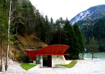 Kraftwerkshaus des Kleinwasserkraftwerks Vallesina von Green City Energy