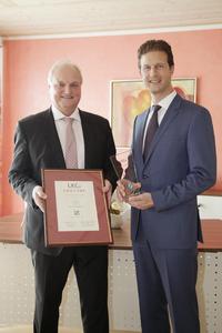 Martin Seitz (li.), 1. Bürgermeister der Gemeinde Gerolsbach, nahm die Auszeichnung von Stefan Detig, Partner bei der LKC-Gruppe, im Gerolsbacher Rathaus entgegen