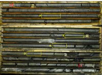 Abbildung 1: In Bohrloch TL-26-011 durchteuftes Bohrkernmaterial mit strukturell ähnlichen Abschnitten von den ersten Bohrungen aus dem Jahr 2011 in der Zone Discovery. Rote Pfeile auf dem Kernkistenfoto zeigen die mineralisierte Zone von 175 bis 186,5 m (11,5 m) mit entsprechenden vergrößerten Kernfotos (A–D); A. Massivsulfidzone mit unbeständiger Serizitalteration mit fein- bis mittelkörnigem Pyrit + Chalkopyrit, die eine bevorzugte Ausrichtung entlang der Foliation zeigen (178 m);