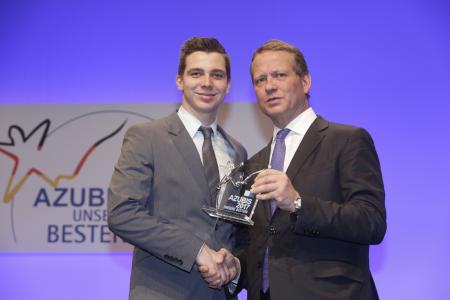Verfahrensmechaniker Benedikt Hiller (links) und DIHK-Präsident Eric Schweitzer / Foto: DIHK / Schicke / Ebner
