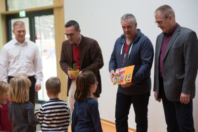01_pb_dd-marathon_spendenuebergabe_02: Mit Selbstgebasteltem bedankten sich die Kita-Kinder bei Sebastian Hanke, Alexander Brückner (beide Piepenbrock), Peter Eckstein (Dresden-Marathon) und Olaf Fritzsche (Piepenbrock, v. l.). (Bild: Hauke Heuer)