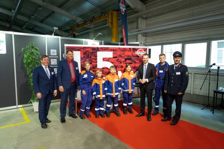 Gruppenfoto 1,5 Mio. STEMA Anhänger (v.l.n.r.) Oberbürgermeister Dr. Sven Mißbach, STEMA Geschäftsführer Michael Jursch, Jugendfeuerwehr Ponickau, Ministerpräsident Michael Kretschmer, Jugendfeuerwehr Ponickau Roland Weitzmann