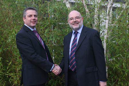 (v.l.n.r.) : Andy Jones, European Distribution Manager Bel, und Alan Jermyn Vice President Marketing Avnet Abacus