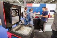 Impression von der Rapid.Tech 3D 2022. Das polnische Unternehmen Sinterit gehört erneut zu den 90 Ausstellern der diesjährigen Schau./ Foto: Christian Seeling/ Messe Erfurt