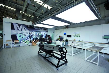 Die Lackiererei von MERCEDES AMG PETRONAS in Brackley, England hat ihren Energieverbrauch um 64 Prozent reduziert – dank der EC-Ventilatoren von ebm-papst.