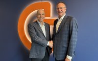 Reinhard Sauer, CEO der Deutschen GigaNetz (links), und Dr. Markus von Voss, Geschäftsführer der purtel.com GmbH, besiegeln die Verlängerung und Erweiterung ihrer Zusammenarbeit.