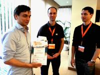 Martin Czygan bekommt den Preis für den ersten Platz in der Kategorie PHP von Michael Ablass und Christoph Aßmann (Netresearch) überreicht (v.l.n.r.) Martin Czygan bekommt den Preis für den ersten Platz in der Kategorie PHP von Michael Ablass und Christoph Aßmann (Netresearch) überreicht (v.l.n.r.)