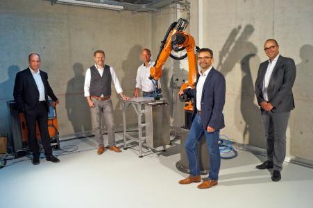 Cevotec’s SAMBA Pro System @ MRM Augsburg. F.l.t.r.: Prof. Dr.-Ing. André Baeten (Augsburg University of Applied Sciences), Thorsten Gröne (Cevotec), Arne Muncke (Cevotec), Prof. Dr.-Ing. Dietmar Koch (Augsburg University), Prof. Dr.-Ing. Neven Majić (Augsburg University of Applied Sciences)