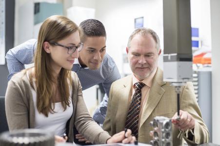 Praxisnah neben dem Beruf studieren ist an der Weiterbildungsakademie der Hochschule Aalen möglich © Hochschule Aalen/ Sandro Brezger