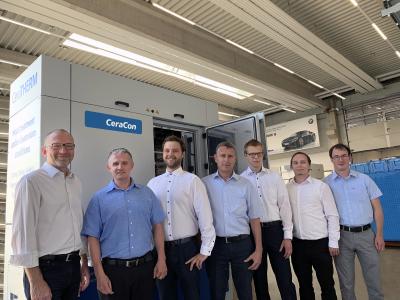 Prof. Dr. Alexander Jesser von der Hochschule Heilbronn (2. von links) und die CeraCon-Geschäftsführer Dr. Frank Kukla (1. von links) sowie Erich Krämer (4. von links) zusammen mit dem Projektteam um Pascal Starke (3. von links), der bei CeraCon für die Forschung und Innovation verantwortlich ist.