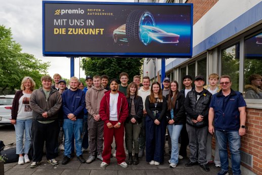 GRS_Azubi-Camp_Gruppe 4_Gruppenbild GRS-Zentrale.jpg