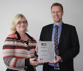 Zebra Awardübergabe Elisabet Ek, Zebra Regional Sales Manager Nordics & Baltics, Freddie Halvardson, Manager IM DC POS Nordic & Baltic region