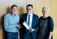 (v.l.) Peter Hohmann, Betriebsratsvorsitzender der B. Braun Melsungen AG, Axel Becker, Vorsitzender des Wahlvorstandes und die stellvertretende Betriebsratsvorsitzende Alexandra Friedrich / Bildnachweis: B. Braun Melsungen AG