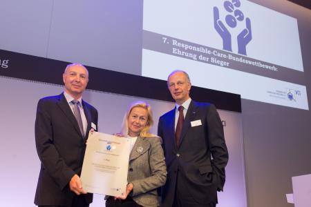 Ina Vrancken und Burkhard Anders von 3M nahmen am 29.09.2017 in Frankfurt den ersten Preis des VCI Responsible-Care-Wettbewerbs für das Projekt „Up-Cycling von vollfluorierten Kunststoffen – Circular Integration to closing the loop“ entgegen. Copyright: VCI