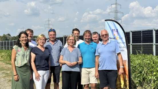 Bundesministerin für Klimaschutz Leonore Gewessler im Next2Sun Agri-Solarpark.jpeg