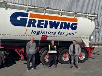 Für seine 25 Jahre währende Treue und Loyalität zum Unternehmen ehrten Markus Schnalzger, Teamleiter Disposition in Leipheim, (links) und Speditionsleiter Ludger Wieskamp (rechts) Gerhard Krämer. (Foto: GREIWING logistics for you GmbH)