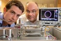 Forschung an einem Prototyp der Planck-Waage am Institut für Prozessmess- und Sensortechnik der Fakultät für Maschinenbau: Ab Oktober 2022 werden auch die Masterstudiengänge Maschinenbau, Mechatronik, Fahrzeugtechnik und Optische Systemtechnik/Optronik mit einer höheren Regelstudienzeit und mehr Raum für forschendes Lernen angeboten (© TU Ilmenau/Michael Reichel)