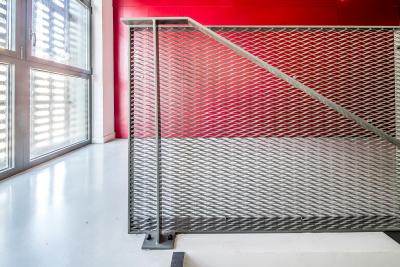 Im Außen- wie im Innenbereich der Werft dominiert die Farbe Rot. In Kombination mit Streckmetall kommt es zu tollen Farbspielen.
Foto: Maks Richter