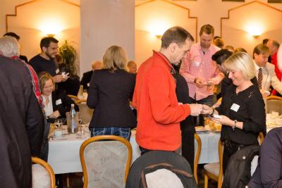 Reger Austausch zwischen den BNI-Mitgliedern und ihren Gästen kennzeichnet die Besuchertage. Auf insgesamt 15 Terminen zwischen Stuhr und Hamm und von Rheine bis Minden werden regionale Unternehmen angesprochen und mit dem Empfehlungs-Netzwerk vertraut gemacht - Foto: Simone Reukauf, foto44