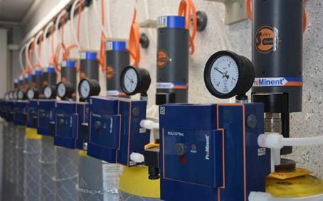 Elektrisches Not-Abschaltsystem mit automatischer Chlorgasabschaltung für zusätzliche Sicherheit von Personal und Equipment. Auch bestehende Chlorgaseinrichtungen lassen sich problemlos nachrüsten. Die Montage und Demontage erfolgt ohne Werkzeug und ist für nahezu alle Ventiltypen, sowohl bei Flaschen als auch bei Fässern, geeignet.
