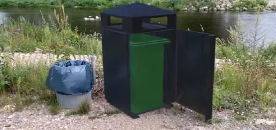 3D BIM Objekt eines NUSSER Abfalleimers mittels Augmented Reality Technologie realitätsnah .jpg