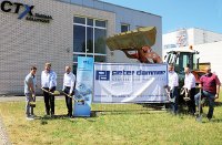 Mit dem ersten Spatenstich am 13. Juni 2023 startete CTX den Neubau seines nächsten Plusenergiegebäudes. Auf dem Bild v.l.n.r.: Hans-Willi Pergens (Zentralbereichsleiter Wirtschaft und Marketing, Stadt Nettetal), Christoph Dicks (Geschäftsführer Peter Dammer), Wilfried Schmitz (Geschäftsführer CTX), Jens Mirau (Geschäftsführer CTX), Ralf Sassen (Sparkasse Krefeld), Dieter Breidt (Projektleiter CTX) Mit dem ersten Spatenstich am 13. Juni 2023 startete CTX den Neubau seines nächsten Plusenergiegebäudes. Auf dem Bild v.l.n.r.: Hans-Willi Pergens (Zentralbereichsleiter Wirtschaft und Marketing, Stadt Nettetal), Christoph Dicks (Geschäftsführer Peter Dammer), Wilfried Schmitz (Geschäftsführer CTX), Jens Mirau (Geschäftsführer CTX), Ralf Sassen (Sparkasse Krefeld), Dieter Breidt (Projektleiter CTX)