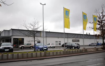 Edeka setzt auf Standort-Architektur: Jeder Lebensmittelmarkt erfordert ein eigenständiges architektonisches Gesamtkonzept, das alle Anforderungen an eine moderne Einkaufsstätte erfüllt. Foto: Achim Zielke für Meilinger Holzbau/GIN, Ostfildern; www.nagelplatten.de