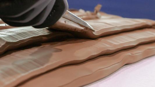 The clay is discharged evenly by the TARTLER GROUP’s CAMA 01, with a constant material temperature and an output of up to 1.2 kg/min. Its next bigger counterpart, the CAMA 02, whose development is nearing completion, will be designed for an output of over 3.0 kg/min
