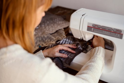 Stoff-Naehmaschine-Fadenspannung.jpg.webp