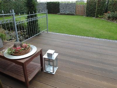 Nur gepflegte Terrassendielen aus Holz sehen einladend aus. Produkte wie der Holz-Tiefenreiniger und der Holz-Entgrauer entfernen Beschichtungsrückstände, Verschmutzung oder Vergrauung, Foto: Remmers Baustofftechnik, Löningen