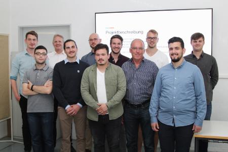 Im Rahmen eines Projekts hatten Studierende der Hochschule Pforzheim die Möglichkeit, Mithilfe von Data Science die Steuerungs- und Fehlerdaten eines Unternehmens zu analysieren. Unterstützung erhielten sie vom Pforzheimer Professor Dr. Joachim Schuler (4.v.r.)