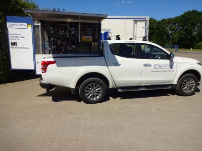 Airless high performance conveying system for 2-K-systems built on pick-up-vehicle